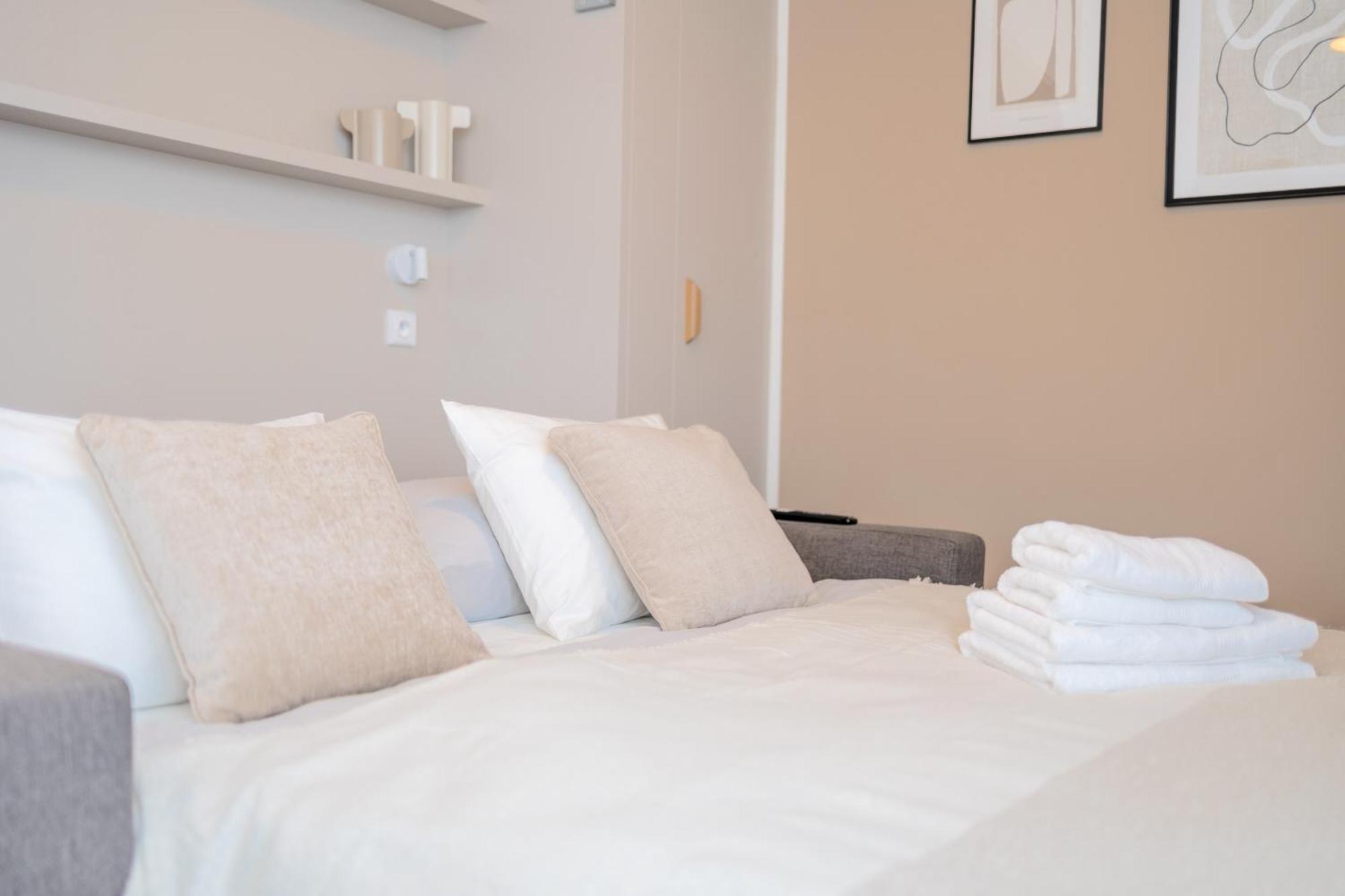 Bright 2Br - 4Th Floor, Balcony, Free Parking By Gravity Prague Leilighet Eksteriør bilde